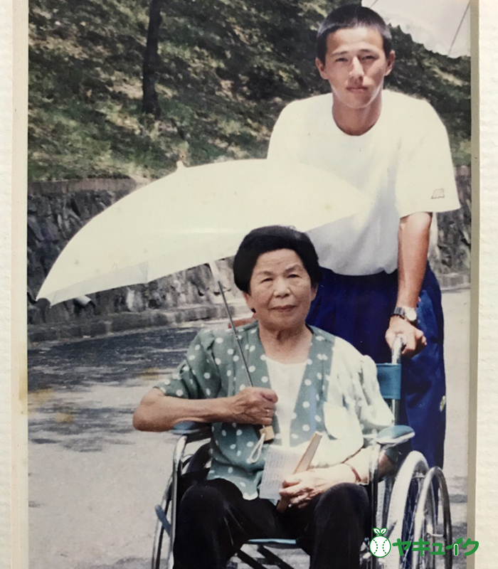 大阪に一緒に移り住み、孫の野球を世話してくれた祖母・英子さん