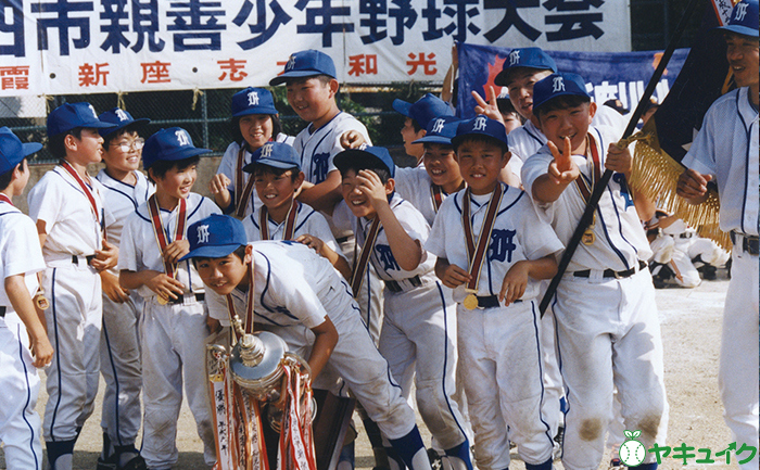 写真｜チームメイトと優勝を喜ぶ小学生時代の中村晃