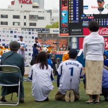 会心の勝利の後、ヒーローインタビューを見届けます