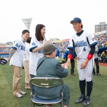 本日のヒーロー、荒波翔選手と固い握手をかわしました