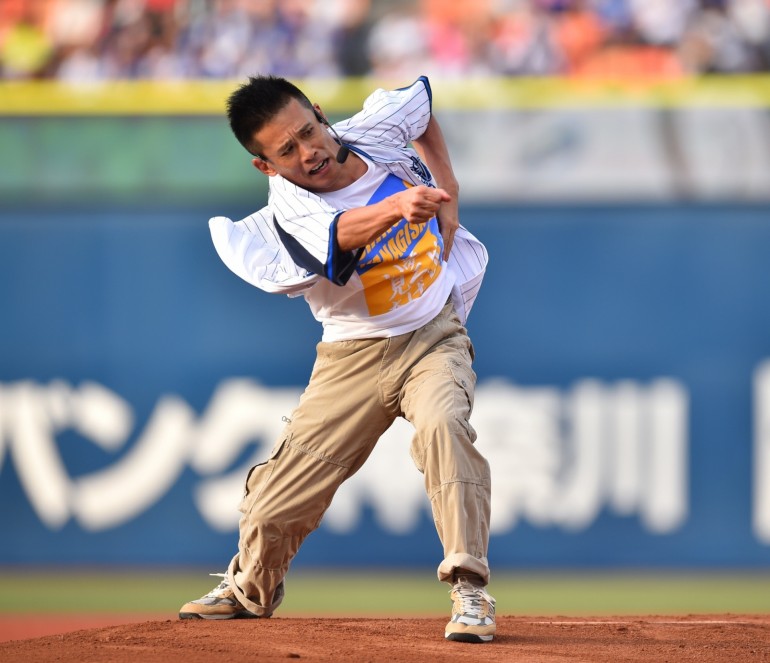 Denaの始球式に柳沢慎吾さんが登場 いい夢みろよ Baseball King