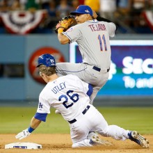 二塁ベース上で激しく交錯したメッツのテハダ（上）とドジャースのアットリー［Getty Images］
