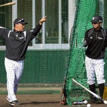 阪神・金本監督、鳥谷に“実技指導”　実際に球打ち、練習法伝授