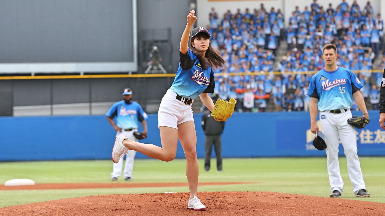 神スイング でお馴染みの稲村亜美さん 始球式で自己最速103キロを記録 Baseball King