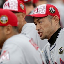 米軍基地内で史上初の公式戦！　イチローは代打で登場も無安打…