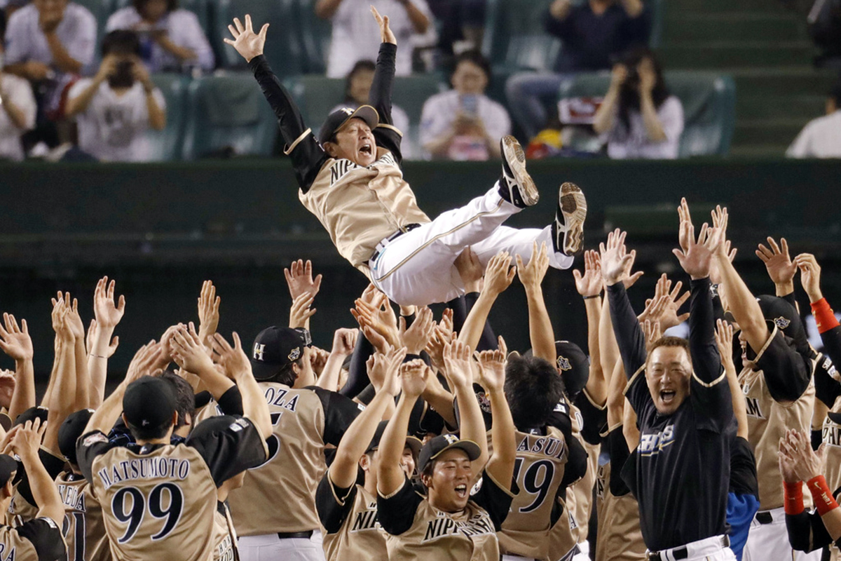 BASEBALL KING | 日本の野球を盛り上げる！8度宙に舞った栗山監督「選手たちは北海道の誇り」～優勝インタビュー全文～