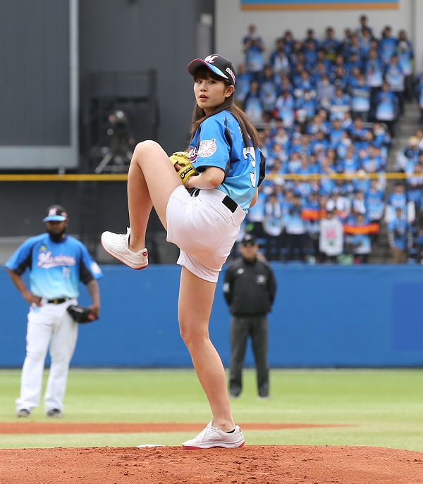 始球式 ロッテのファン感に 神スイング 稲村亜美さんが登場 Baseball King