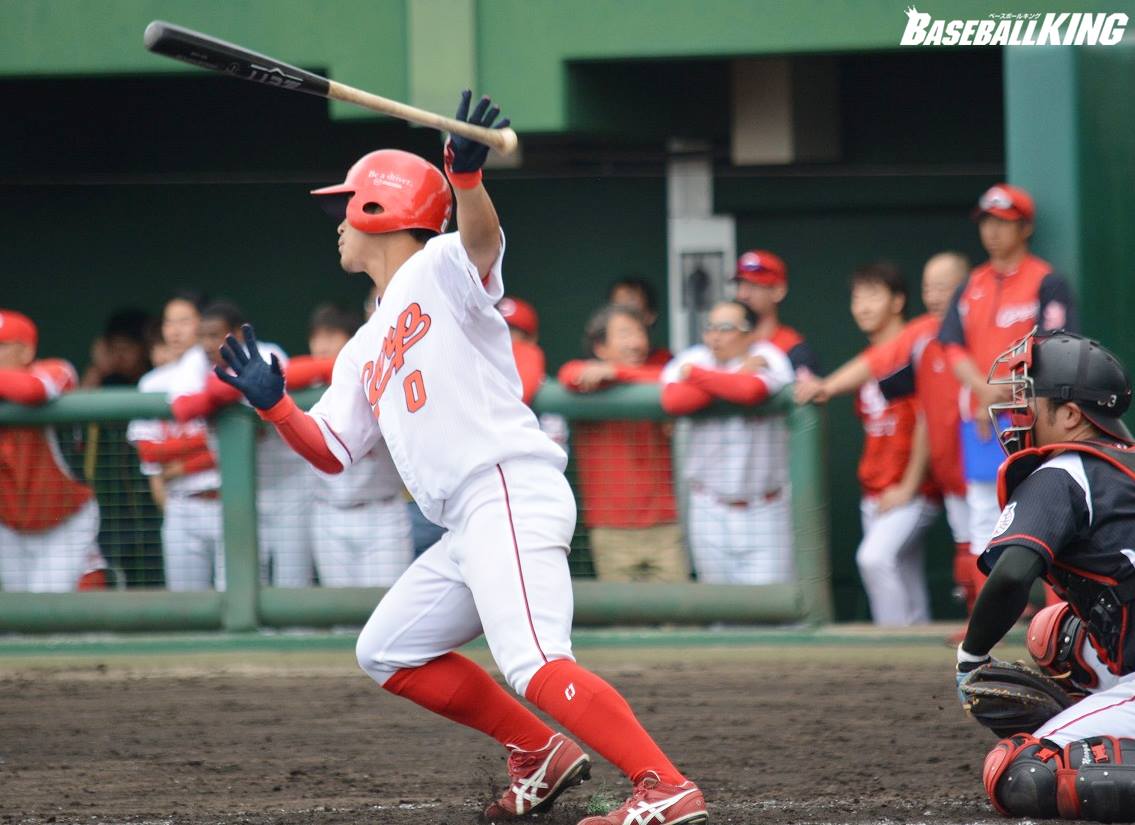 広島・上本崇司が勝ち越しの1号ソロ 会心の一発に華麗なバット投げを