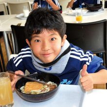 野菜の栄養が減ってきている！？食事量だけでは補えないサッカー少年に必要な「ビタミンとミネラル」