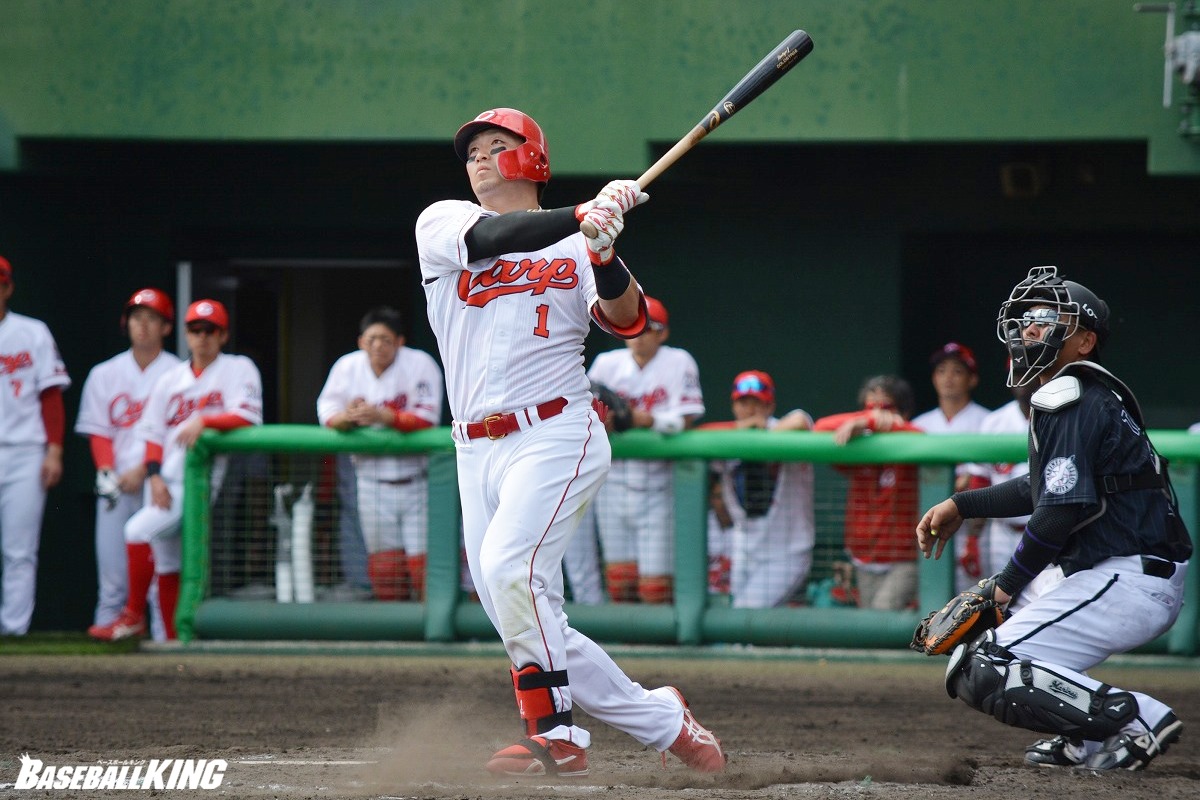 広島・鈴木誠也がチーム1号 続く打席でも大ファウル、観客沸かせる | BASEBALL KING