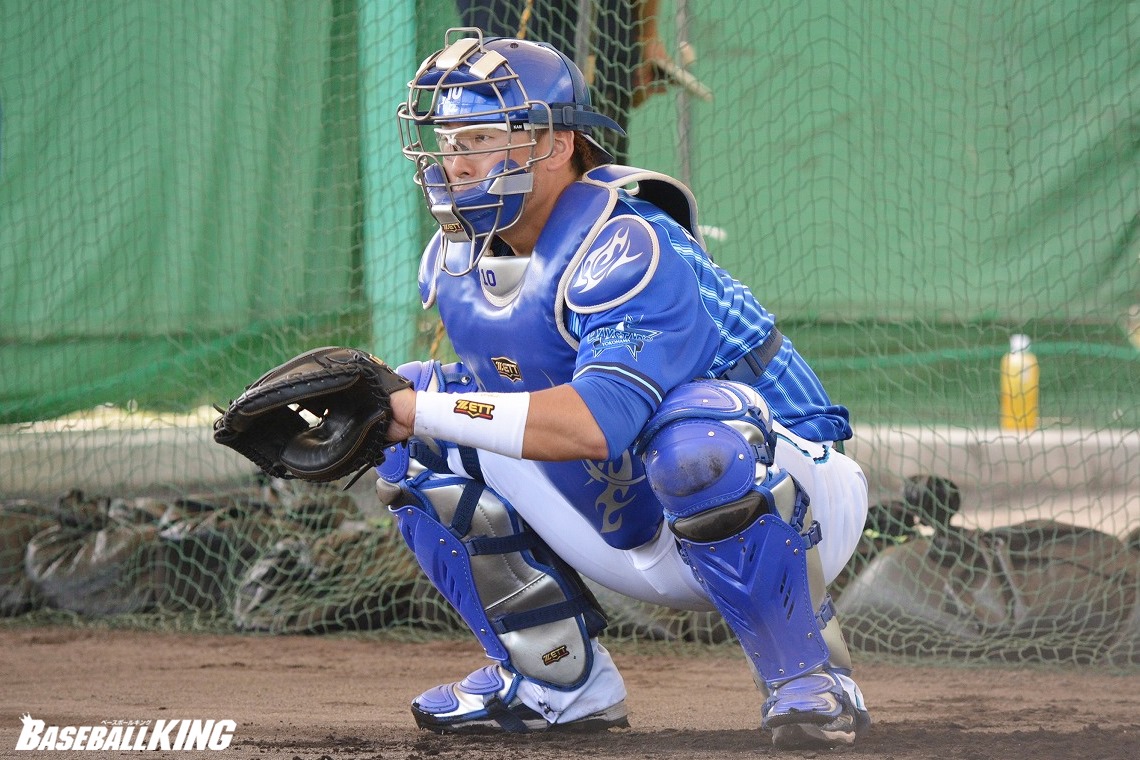 DeNA戸柱が負傷交代 サイン違いのボール受け左手指を痛める | BASEBALL KING