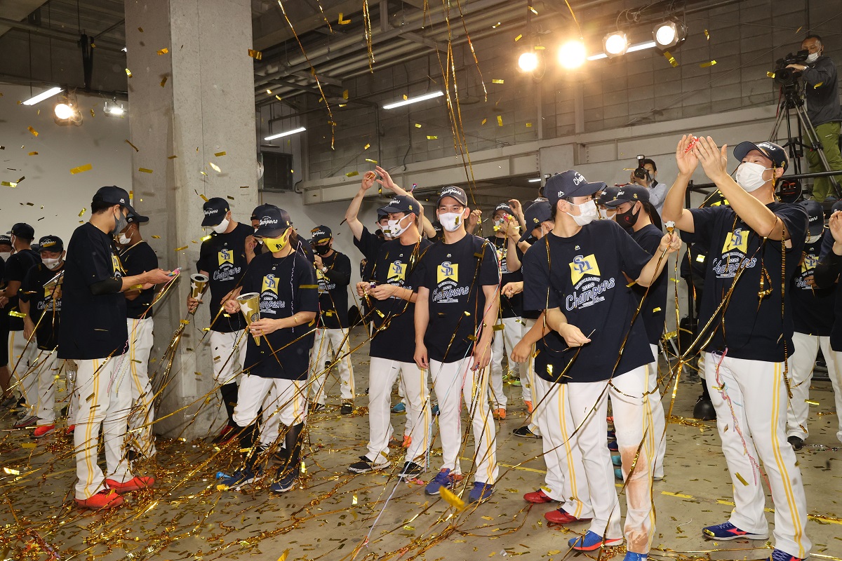 ソフトバンクがウィズコロナの祝勝会 ビール ではなく クラッカー を手に祝福 Baseball King