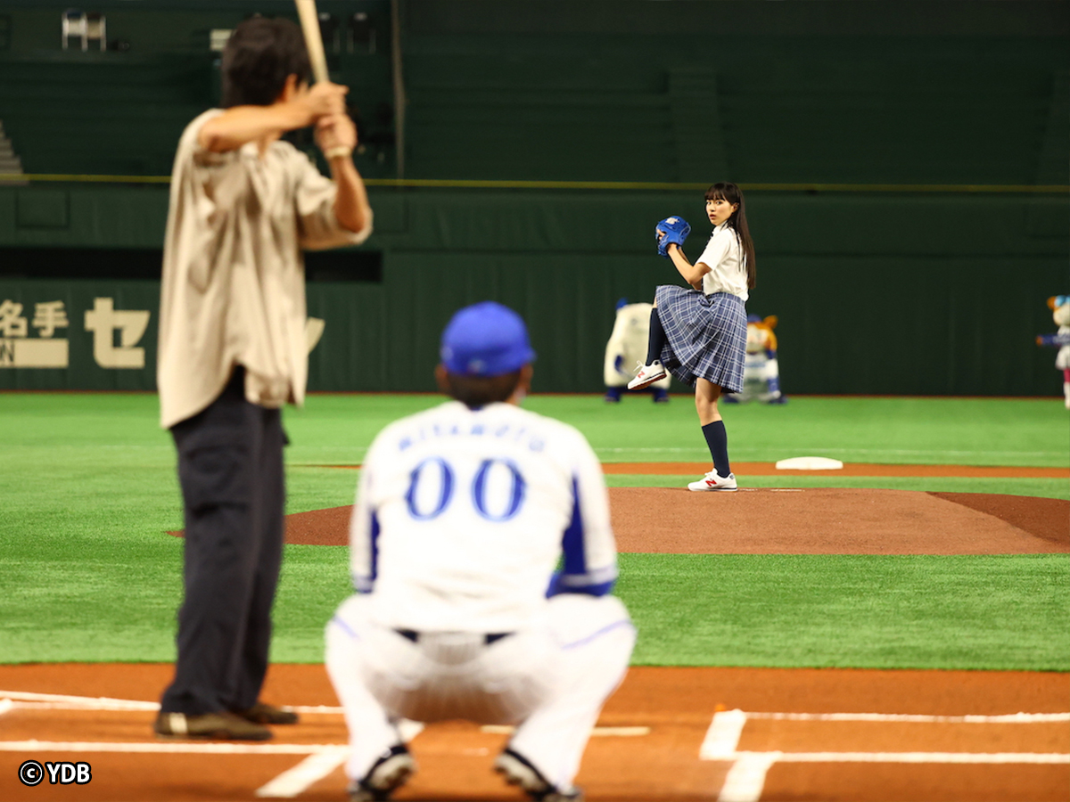 関水渚と仲村トオルがセレモニアルピッチ 足がガクガクして Baseball King