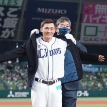 西武・栗山へ野茂氏が名球会ブレザー授与「1年1日でも長く野球をやってほしい」
