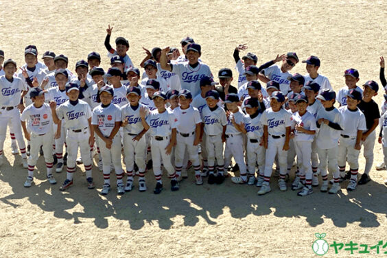 多賀少年野球クラブの辻監督と子ども達