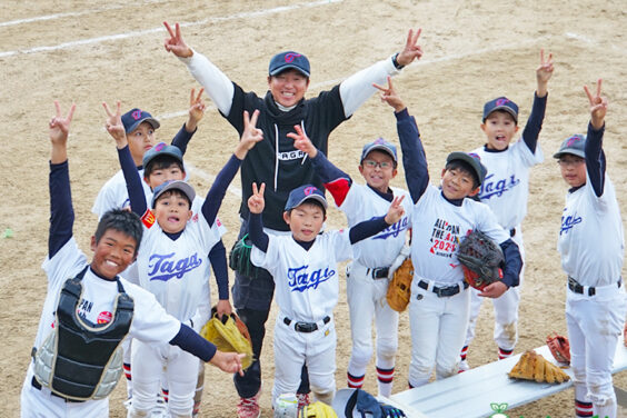 多賀少年野球クラブの監督と選手達の写真