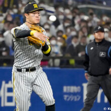 三塁で痛恨の送球ミス2つ…阪神・佐藤輝の問題点を解説陣が指摘「上体だけで投げている」