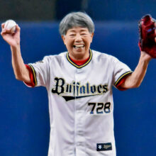 T－岡田の野球の恩師　82歳の「おばちゃん」が始球式に登板「長く野球を続けて」