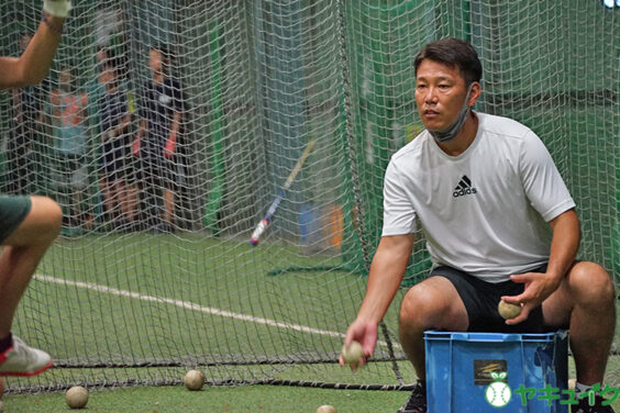 子どもにトスをあげる井端さん