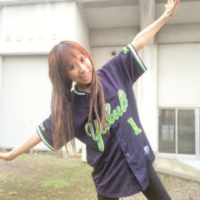 【ベースボールキング×Pococha】「ファッション企画　撮影モデル決定戦！」を勝ち抜いた「さき」さんが、東京ヤクルトスワローズのユニフォームを着て登場！