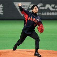 内田篤人さんが始球式で109キロ　“松坂コーチ”意識し「100点です」