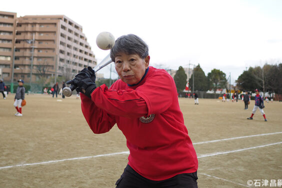 ノックを打つ、山田西リトルウルフのおばちゃん、棚原安子さんの写真