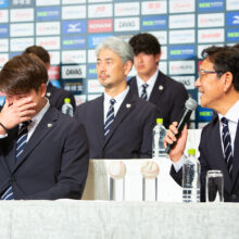 侍ジャパン優勝帰国会見に出席した栗山英樹監督と村上宗隆［写真＝須田康暉］