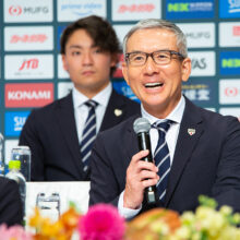 侍ジャパン優勝帰国会見に出席した白井一幸ヘッドコーチ［写真＝須田康暉］