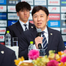 侍ジャパン優勝帰国会見に出席した村田善則バッテリーコーチ［写真＝須田康暉］