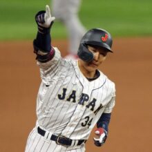 侍ジャパン7回に追いつく　吉田正尚が同点3ラン、山本由伸の好投に応える