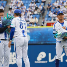 侍ジャパン戦士に花束贈呈 [写真＝萩原孝弘]