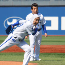 セレモニアルピッチに登場したダチョウ倶楽部の2人［写真＝萩原孝弘］