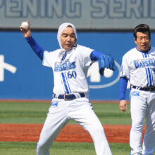 セレモニアルピッチに登場したダチョウ倶楽部の2人［写真＝萩原孝弘］