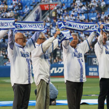 DeNAレジェンドOB（手前から）中畑氏、山下氏、権藤氏、大矢氏、牛島氏［写真＝萩原孝弘］