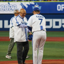 佐野恵太と山下大輔氏［写真＝萩原孝弘］