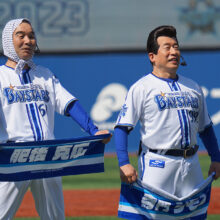 セレモニアルピッチに登場したダチョウ倶楽部の2人［写真＝萩原孝弘］