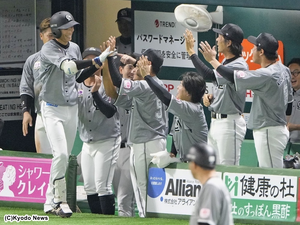 ロッテ、鷹戦6連勝で首位オリを追走　和田プロ1号V弾、石川慎は移籍後1号！