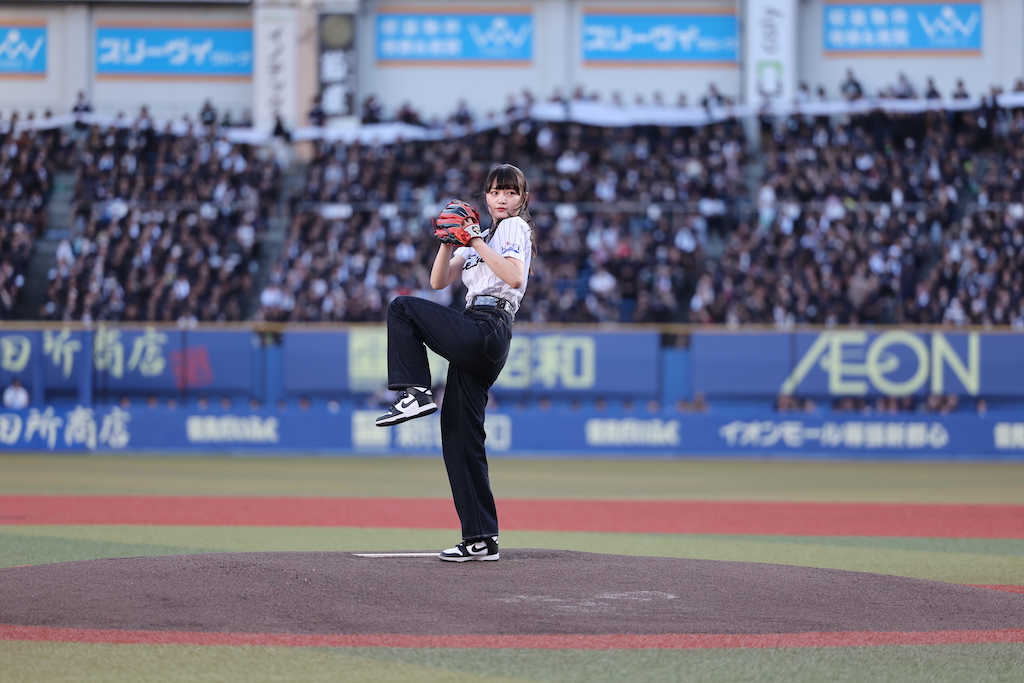 ロッテ、中里萌さんが始球式「緊張で手がずっと震えていました」