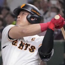本塁打王の巨人・岡本、最多安打の阪神・中野がベストナイン受賞ならず…