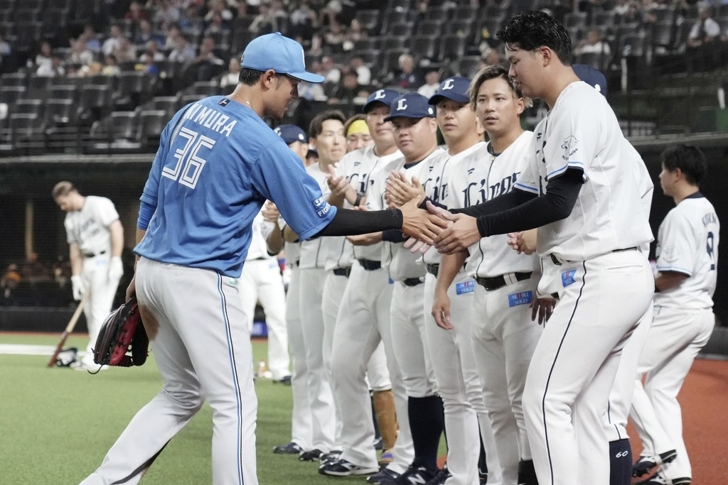 日本ハム、今季限りで現役引退の木村文紀が古巣・西武戦で引退セレモニー　現役最後の打席は左翼線へ二塁打