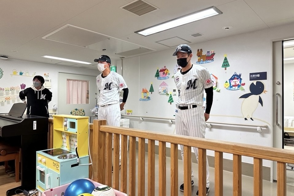 ロッテ、種市と田中晴が千葉大学医学部附属病院を訪問　種市「元気と勇気を与えられるように野球でも頑張り続けたい」