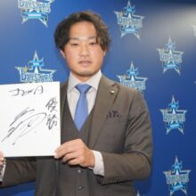 DeNA、FA残留の石田健大は4年4億でサイン！「横浜のユニフォームを着て優勝したい、しないといけない」と闘志新た