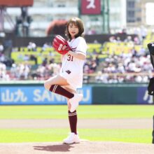 【楽天】秋元真夏さんが始球式に登場！「2年前よりも緊張しました。採点すると80点ですね」