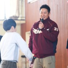 楽天、『TOHOKU SMILE ACTION』アンバサダー銀次が東北6県の小学校を訪問