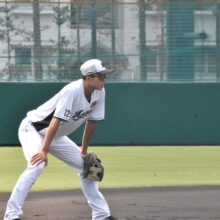 ショートでノックを受けるロッテ・勝又琉偉［撮影＝岩下雄太］