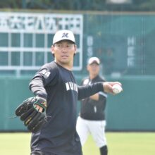 キャッチボールするロッテ・高野脩汰［撮影＝岩下雄太］