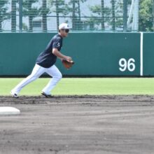 二塁で守備練習するロッテ・平沢大河［撮影＝岩下雄太］