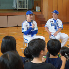 DeNA・大貫晋一と牧秀悟が小学校を訪問「みんなが夢を叶えてくれれば良いなと思ってます」