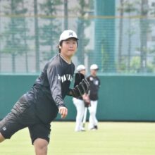 キャッチボールするロッテ・二木康太（撮影＝岩下雄太）