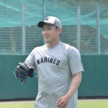 キャッチボールを終えたロッテ・中村稔弥（撮影＝岩下雄太）